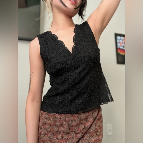 🌹 LACEY ELEGANT TOP 🌹 - Picture 2 of 3